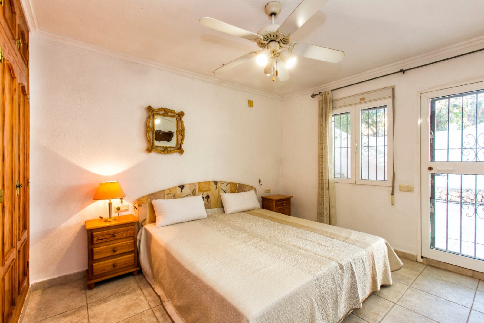 Villa tradicional y espaciosa con piscina privada, garaje y azotea con vistas al mar