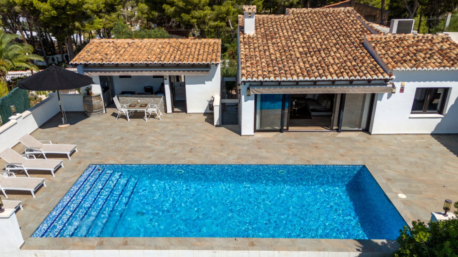 Villa elegantemente renovada con vistas al mar, orientación sur, gran piscina, cocina exterior, calefacción por suelo radiante y paneles solares