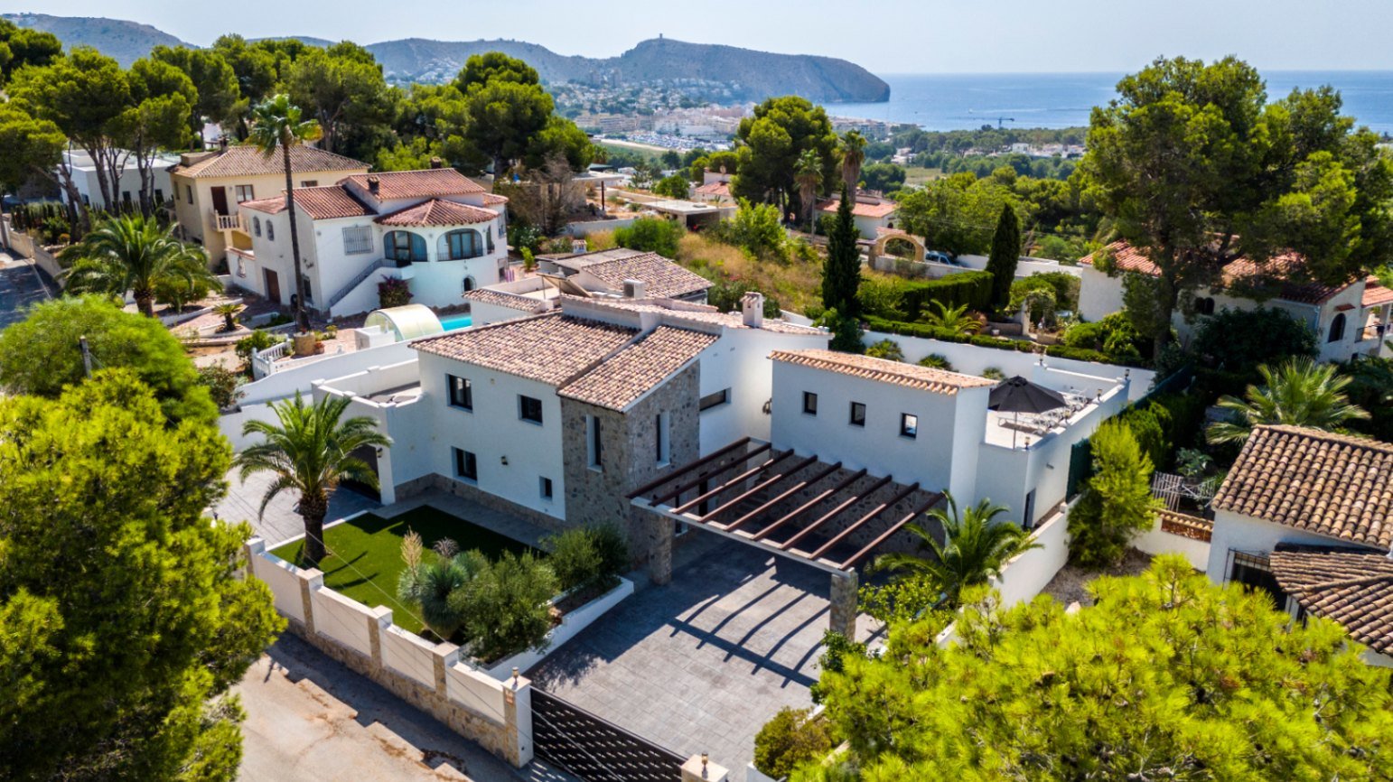 Villa elegantemente renovada con vistas al mar, orientación sur, gran piscina, cocina exterior, calefacción por suelo radiante y paneles solares
