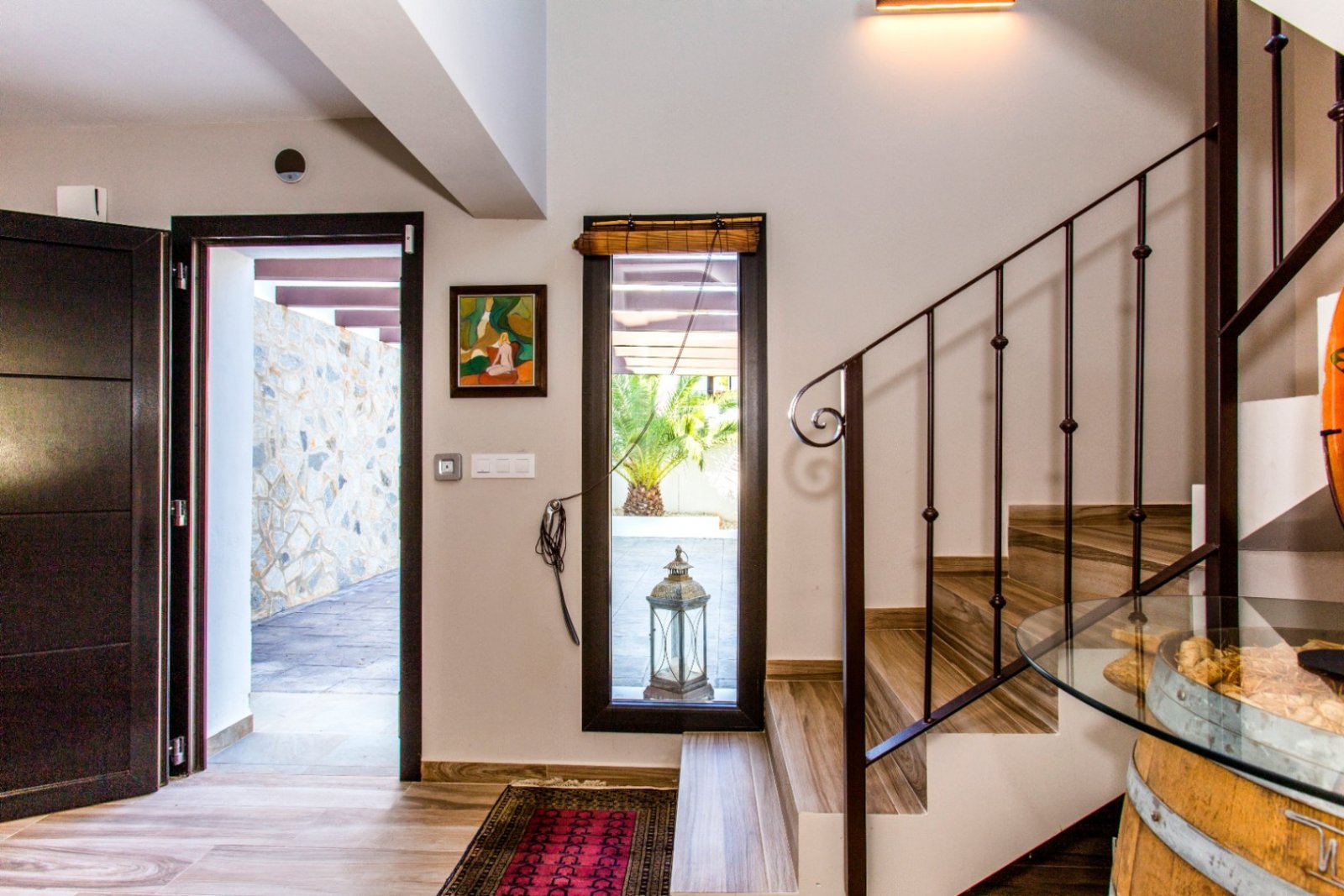 Villa elegantemente renovada con vistas al mar, orientación sur, gran piscina, cocina exterior, calefacción por suelo radiante y paneles solares