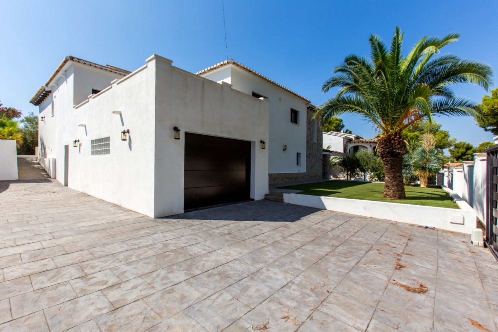 Villa elegantemente renovada con vistas al mar, orientación sur, gran piscina, cocina exterior, calefacción por suelo radiante y paneles solares