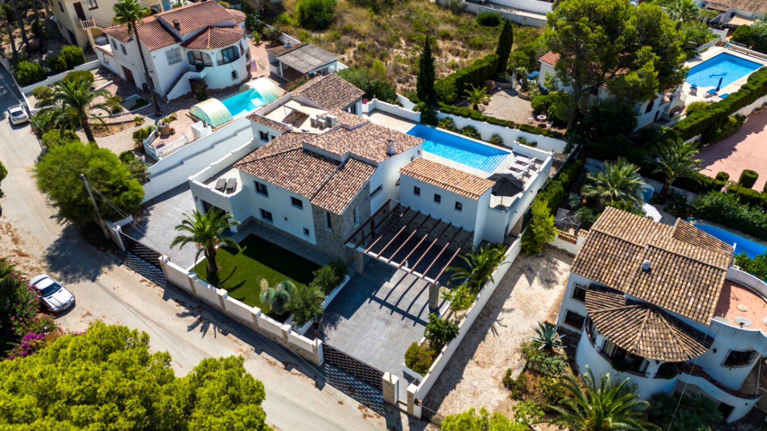 Villa elegantemente renovada con vistas al mar, orientación sur, gran piscina, cocina exterior, calefacción por suelo radiante y paneles solares