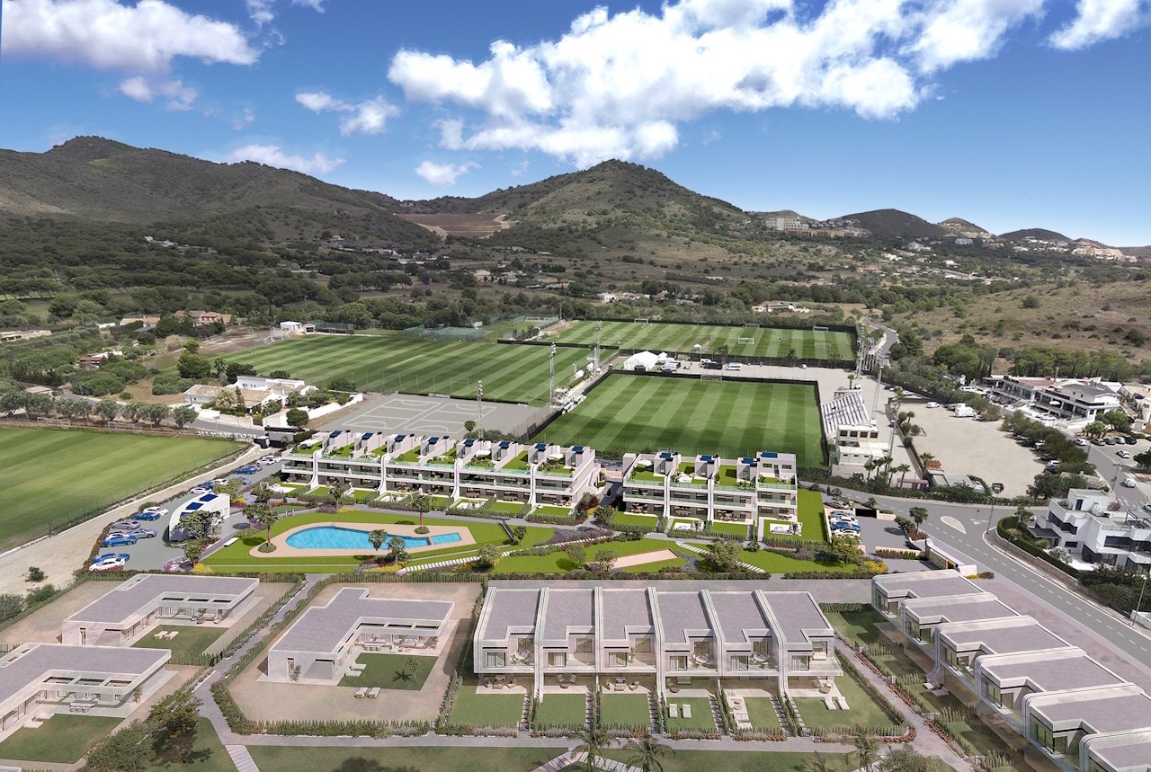 Bungalows altos de 3 dormitorios y 2 baños con aire acondicionado, parking privado y piscina comunitaria en el corazón de La Manga Club