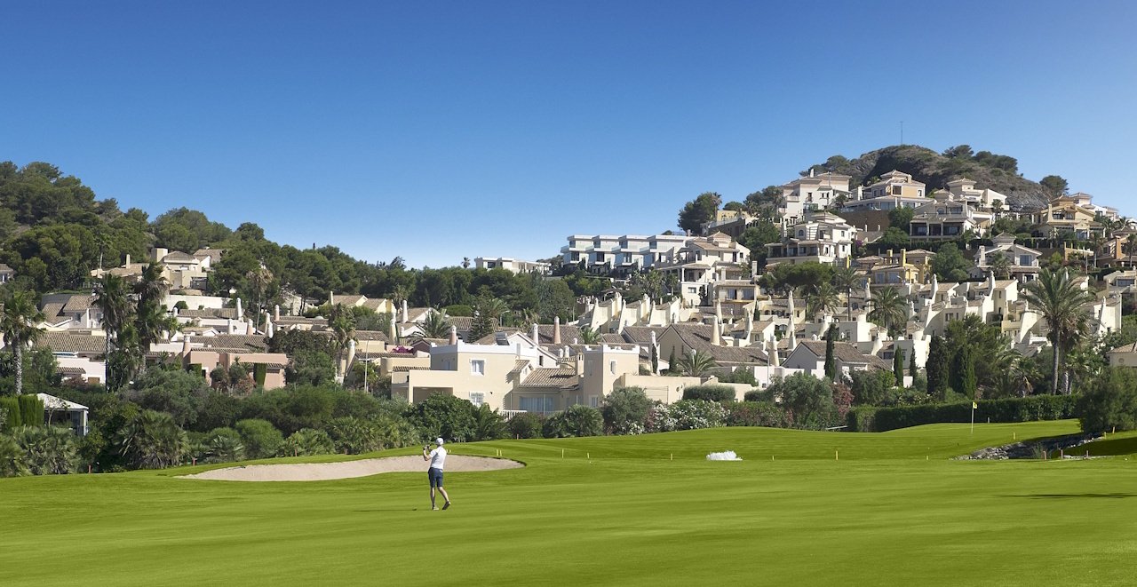 Bungalows altos de 3 dormitorios y 2 baños con aire acondicionado, parking privado y piscina comunitaria en el corazón de La Manga Club