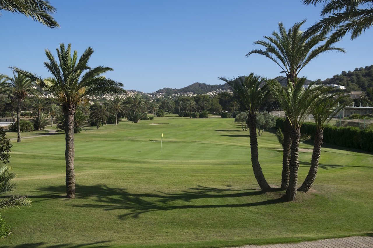 Bungalows altos de 3 dormitorios y 2 baños con aire acondicionado, parking privado y piscina comunitaria en el corazón de La Manga Club