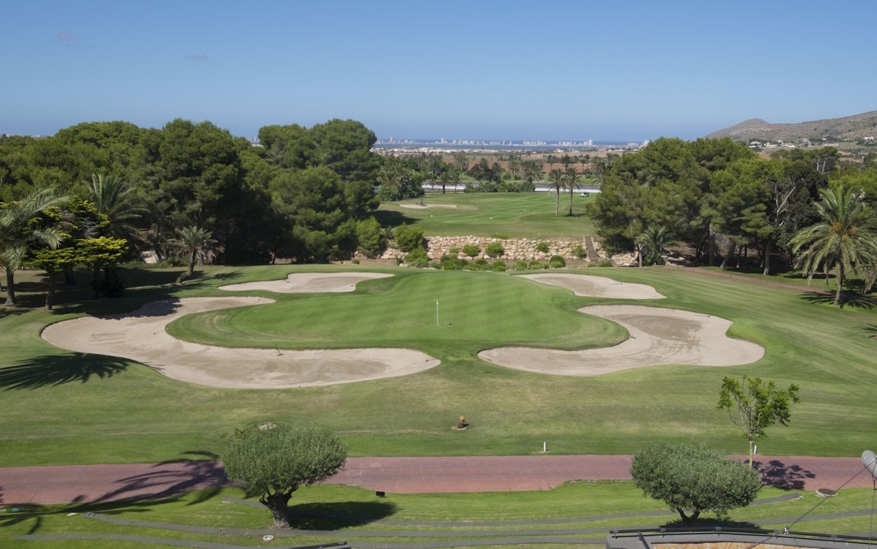 Bungalows altos de 3 dormitorios y 2 baños con aire acondicionado, parking privado y piscina comunitaria en el corazón de La Manga Club