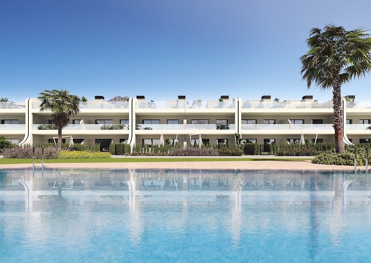 Bungalows altos de 3 dormitorios y 2 baños con aire acondicionado, parking privado y piscina comunitaria en el corazón de La Manga Club