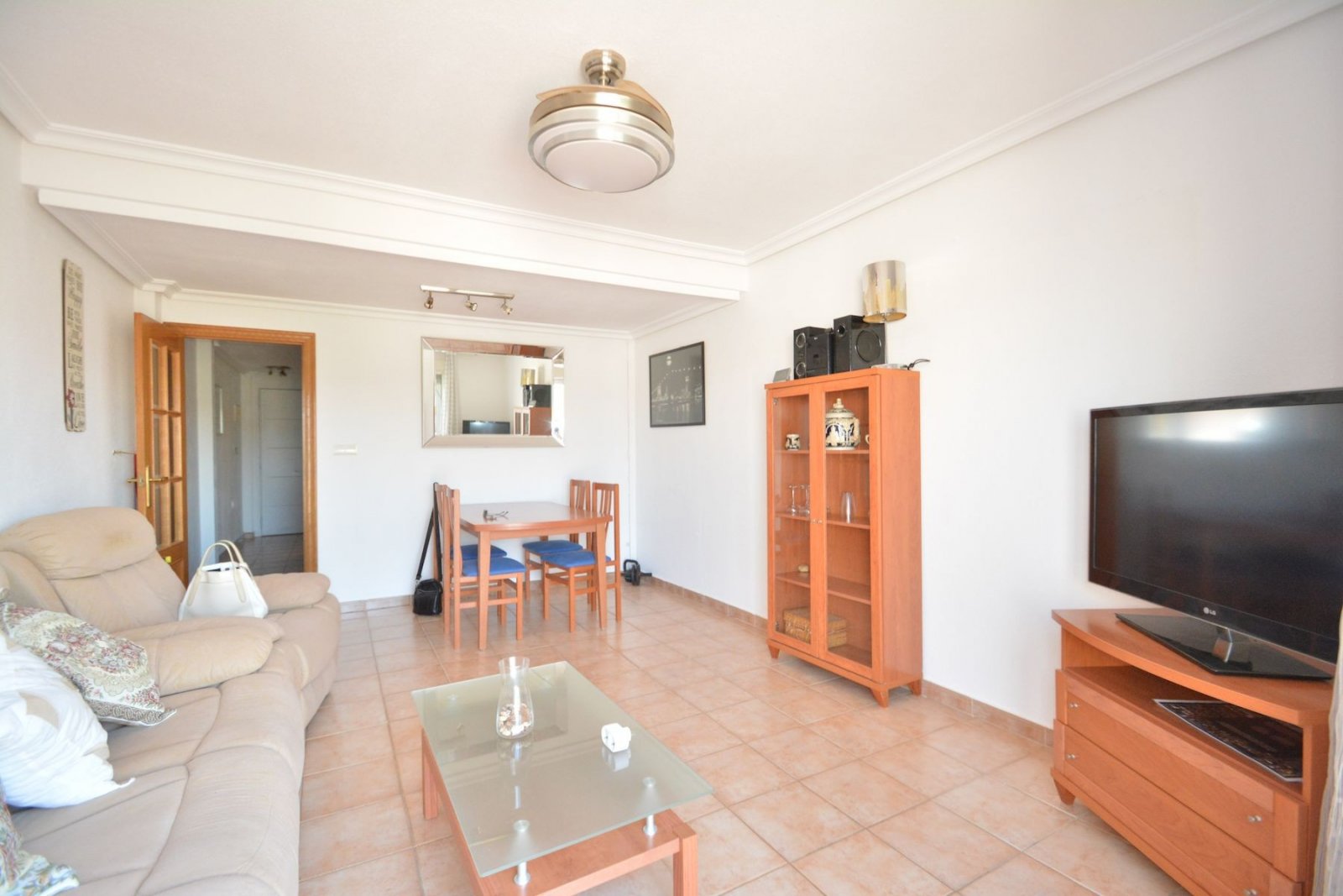 Pareado de 2 dormitorios y 2 baños con garaje y piscina comunitaria