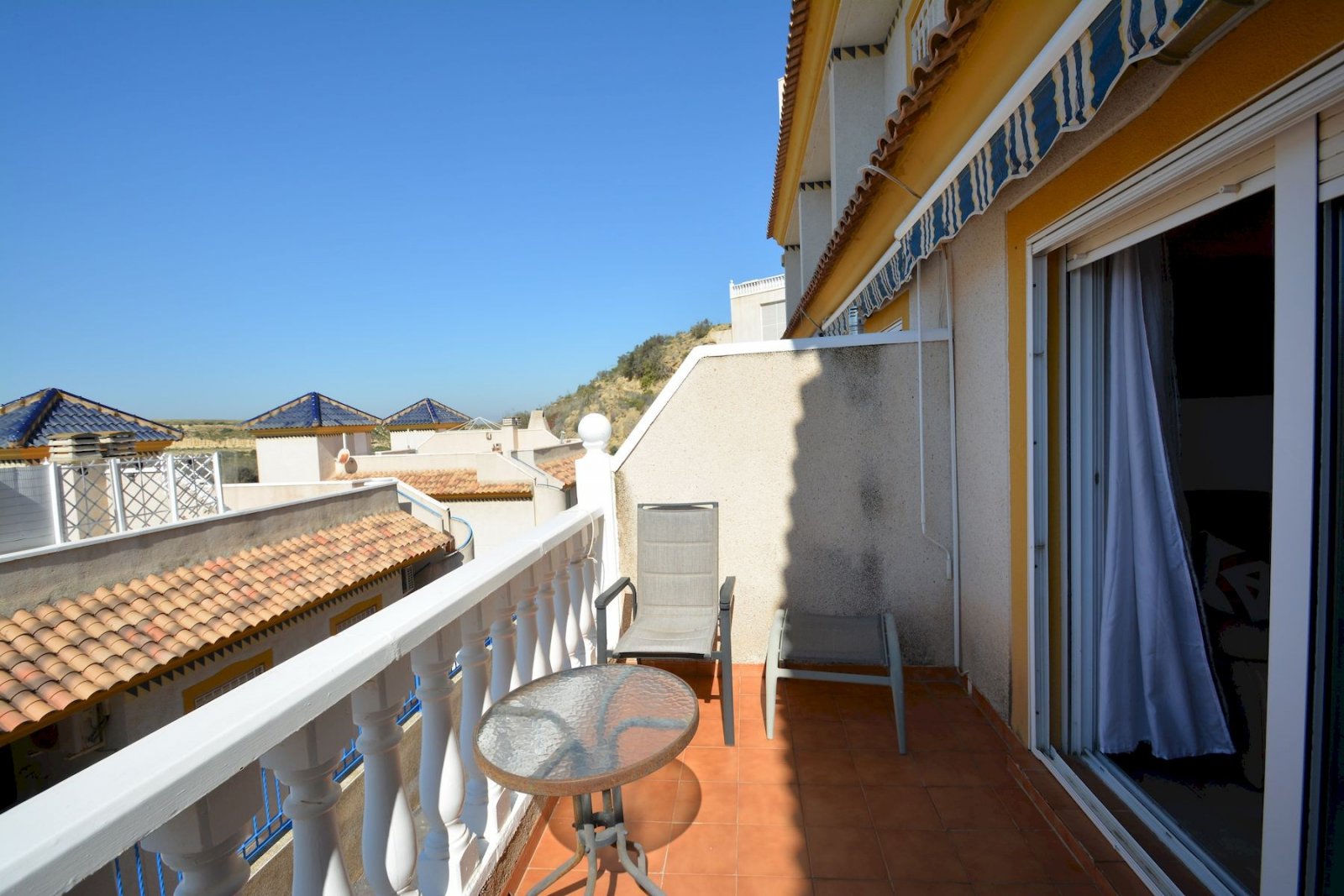 Pareado de 2 dormitorios y 2 baños con garaje y piscina comunitaria