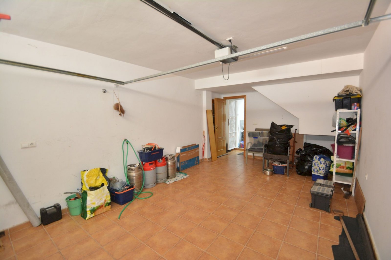 Pareado de 2 dormitorios y 2 baños con garaje y piscina comunitaria