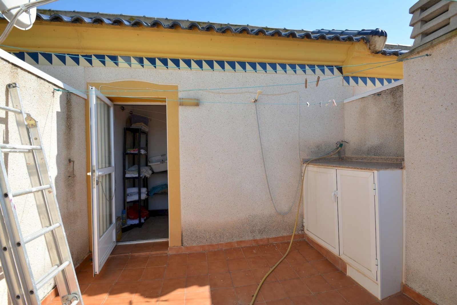 Pareado de 2 dormitorios y 2 baños con garaje y piscina comunitaria