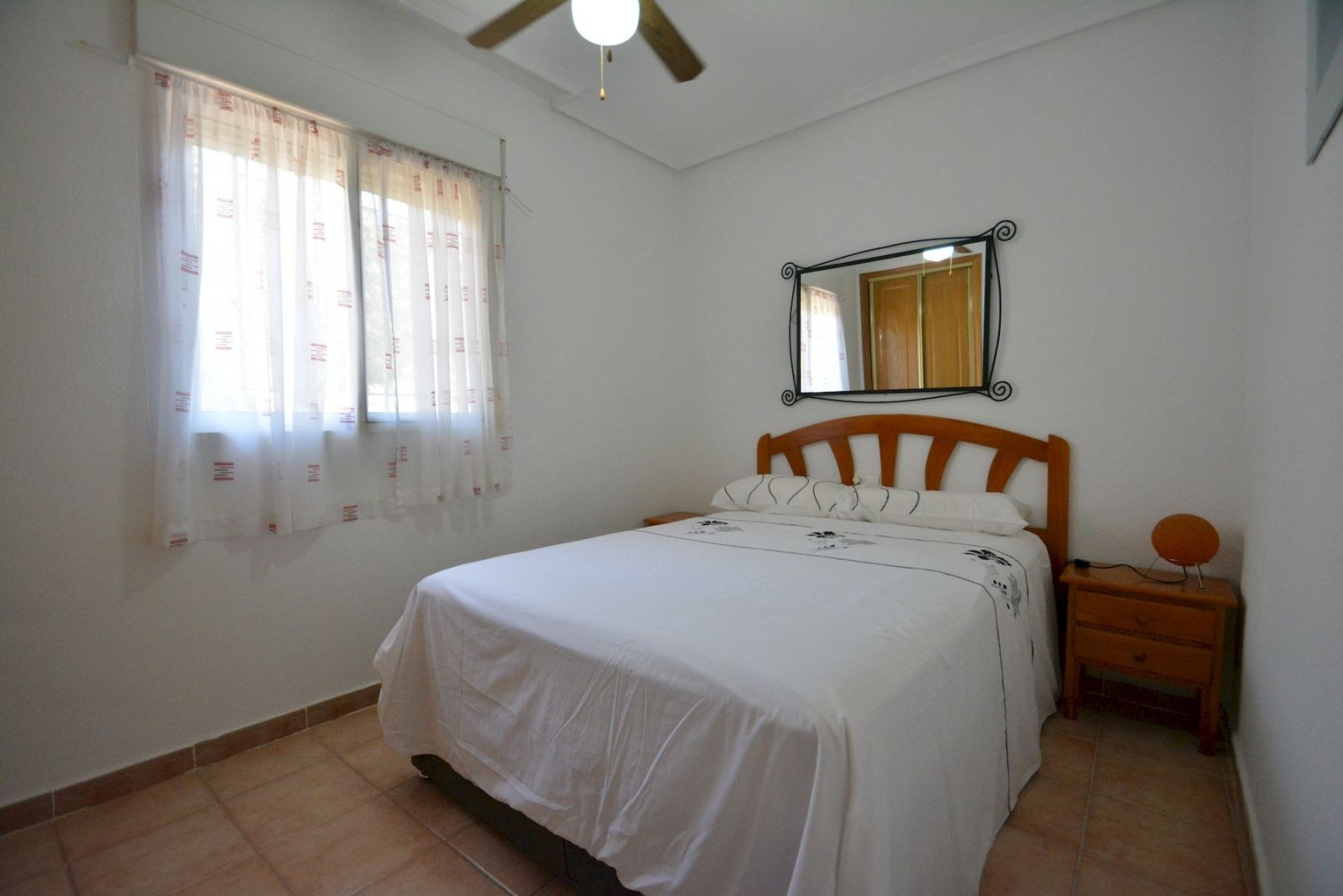 Pareado de 2 dormitorios y 2 baños con garaje y piscina comunitaria
