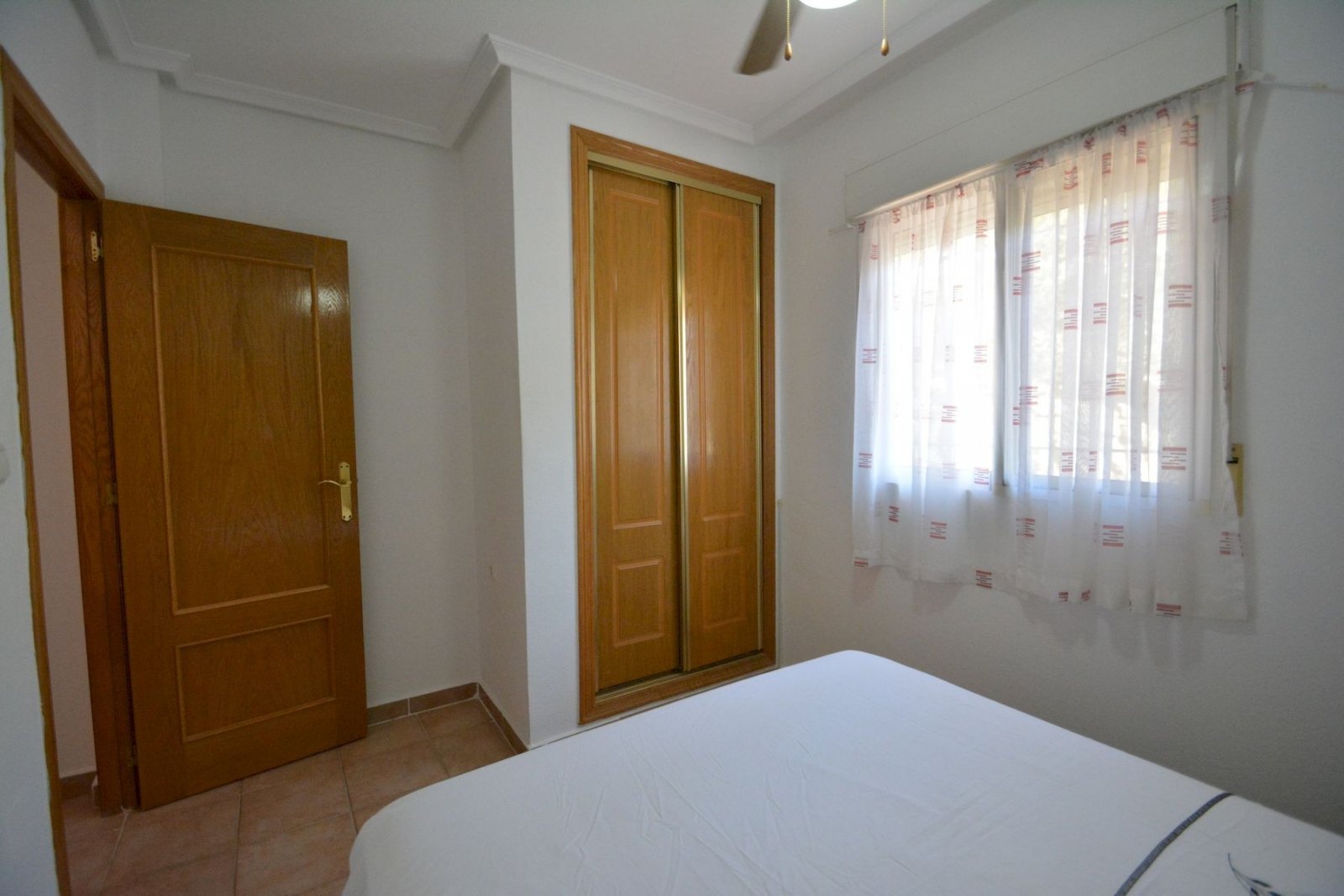 Pareado de 2 dormitorios y 2 baños con garaje y piscina comunitaria