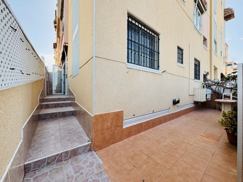 Apartamento en planta baja con 2 dormitorios, 1 baño, parking privado y piscina comunitaria