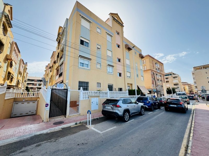 Apartamento en planta baja con 2 dormitorios, 1 baño, parking privado y piscina comunitaria