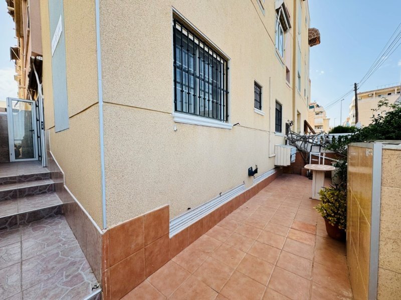 Apartamento en planta baja con 2 dormitorios, 1 baño, parking privado y piscina comunitaria