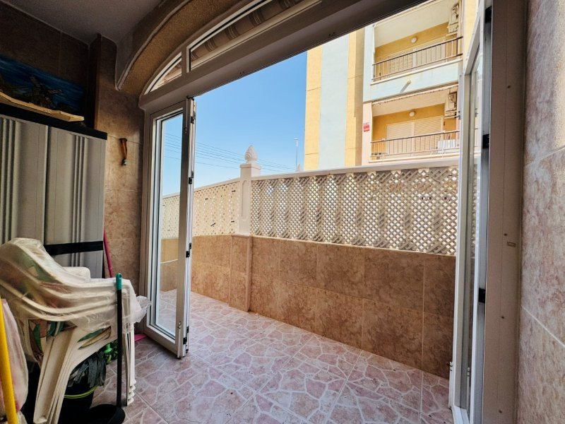 Apartamento en planta baja con 2 dormitorios, 1 baño, parking privado y piscina comunitaria