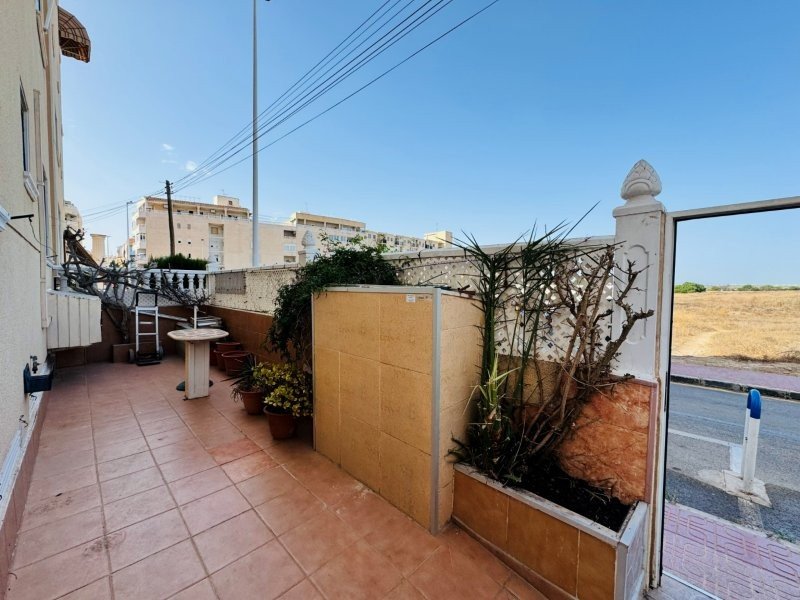 Apartamento en planta baja con 2 dormitorios, 1 baño, parking privado y piscina comunitaria