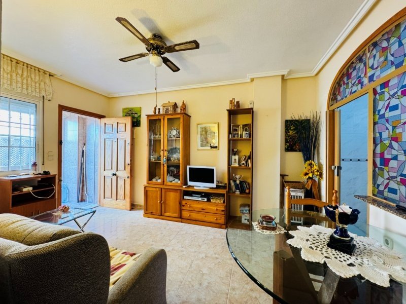 Apartamento en planta baja con 2 dormitorios, 1 baño, parking privado y piscina comunitaria