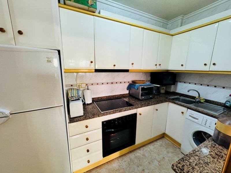 Apartamento en planta baja con 2 dormitorios, 1 baño, parking privado y piscina comunitaria