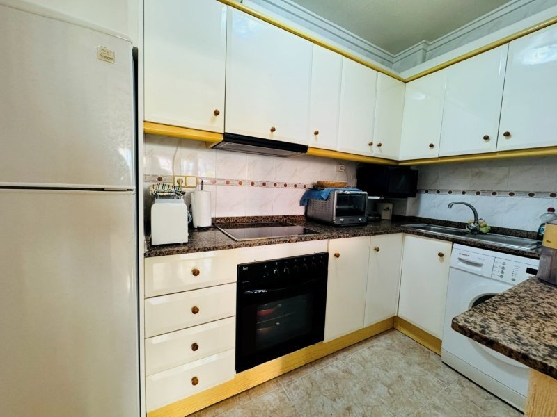 Apartamento en planta baja con 2 dormitorios, 1 baño, parking privado y piscina comunitaria