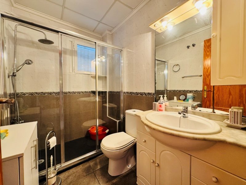 Apartamento en planta baja con 2 dormitorios, 1 baño, parking privado y piscina comunitaria