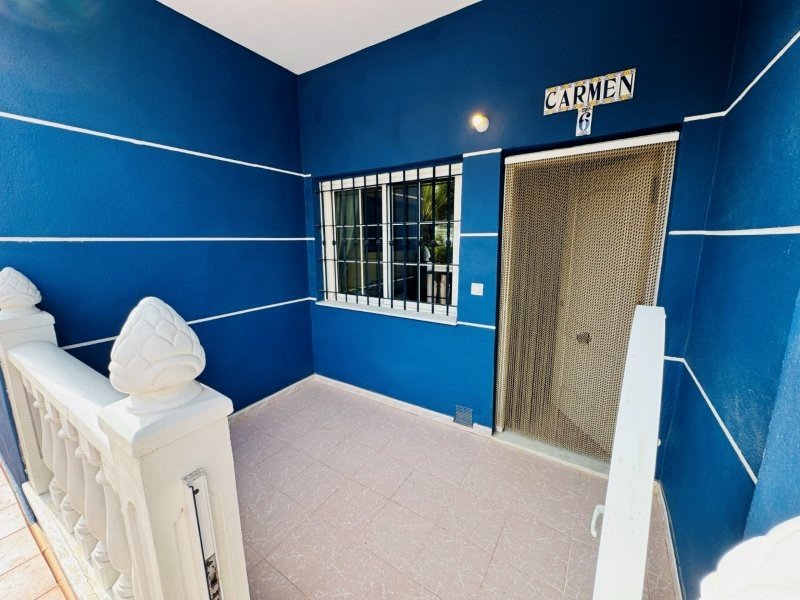 Vivienda en planta baja de 3 dormitorios y 1 baño con parking privado y piscina comunitaria