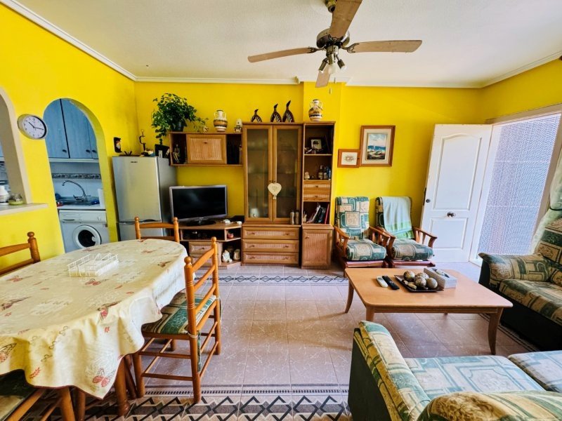 Vivienda en planta baja de 3 dormitorios y 1 baño con parking privado y piscina comunitaria