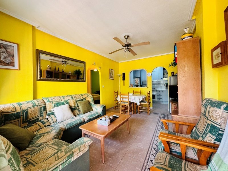 Vivienda en planta baja de 3 dormitorios y 1 baño con parking privado y piscina comunitaria