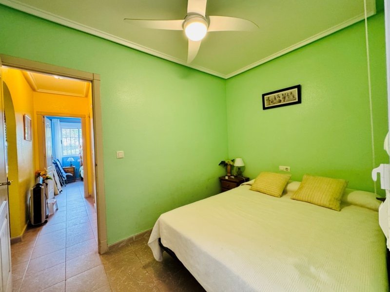 Vivienda en planta baja de 3 dormitorios y 1 baño con parking privado y piscina comunitaria