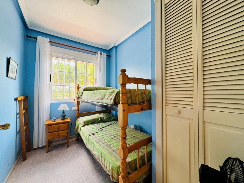 Vivienda en planta baja de 3 dormitorios y 1 baño con parking privado y piscina comunitaria