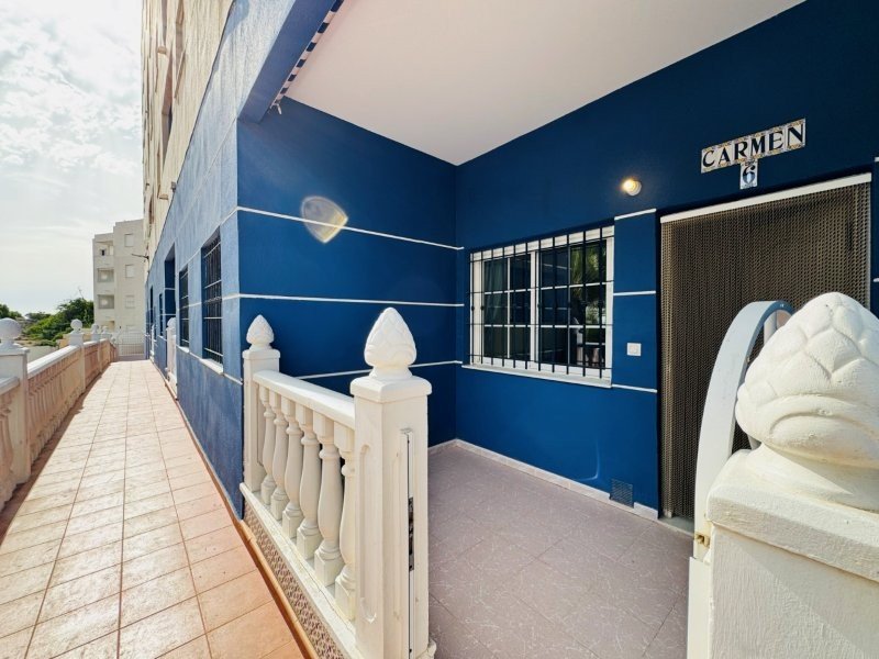Vivienda en planta baja de 3 dormitorios y 1 baño con parking privado y piscina comunitaria