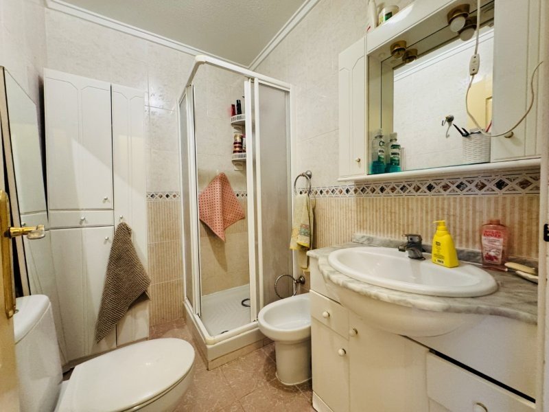 Vivienda en planta baja de 3 dormitorios y 1 baño con parking privado y piscina comunitaria