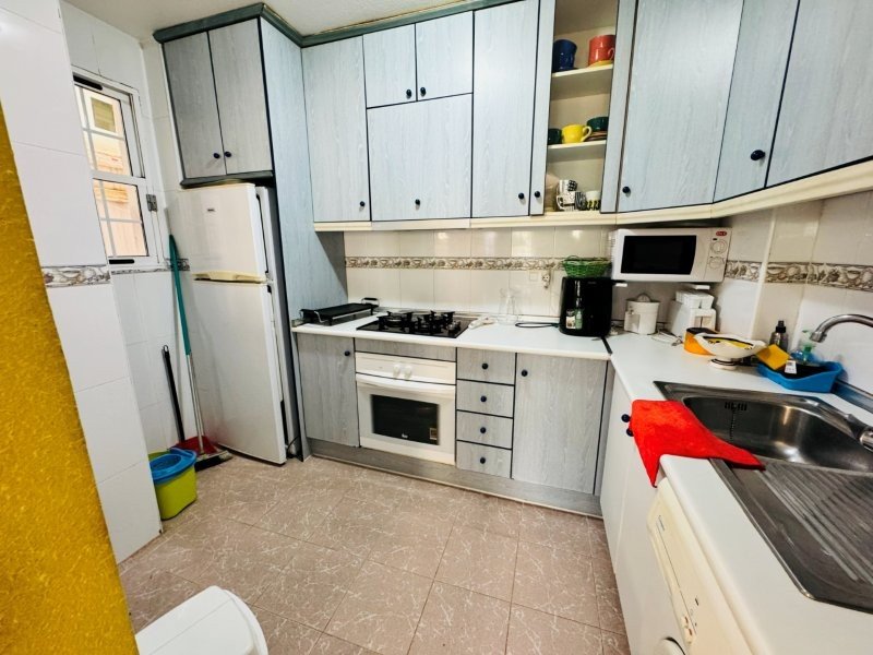 Vivienda en planta baja de 3 dormitorios y 1 baño con parking privado y piscina comunitaria