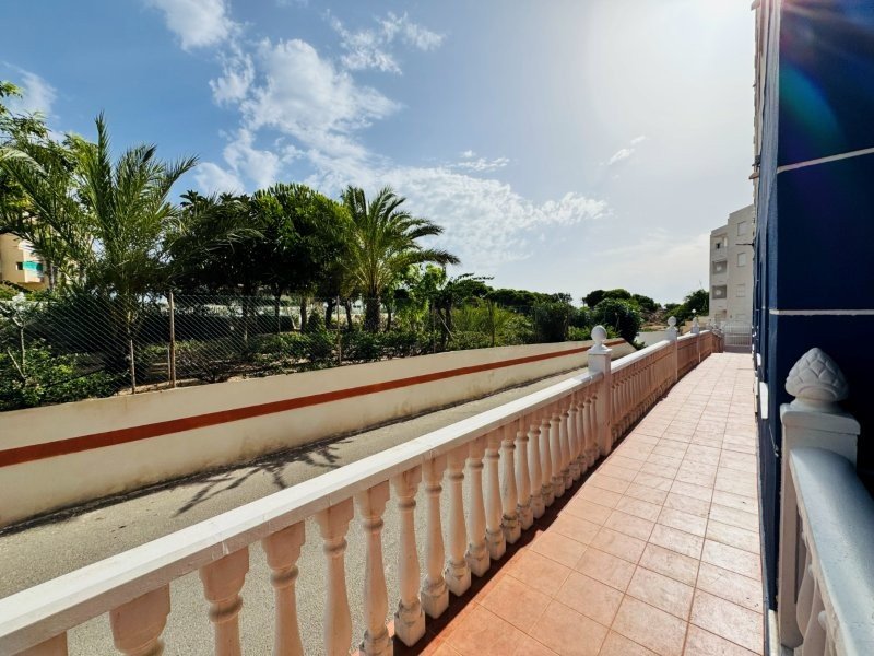 Vivienda en planta baja de 3 dormitorios y 1 baño con parking privado y piscina comunitaria