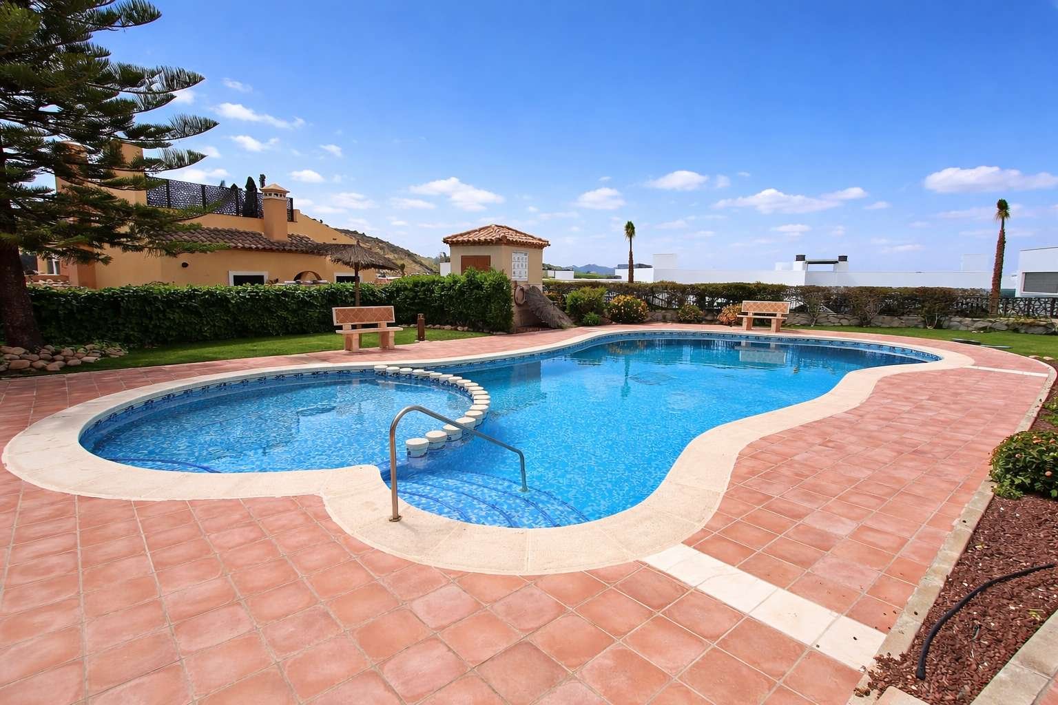 Preciosobungalow alto con un solárium privado con fantásticas vistas al campo de golf