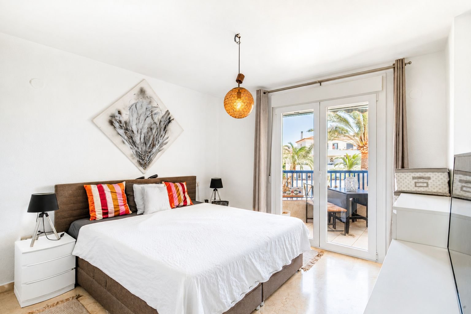 Apartamento con terrazas y vistas al mar en el centro de Moraira