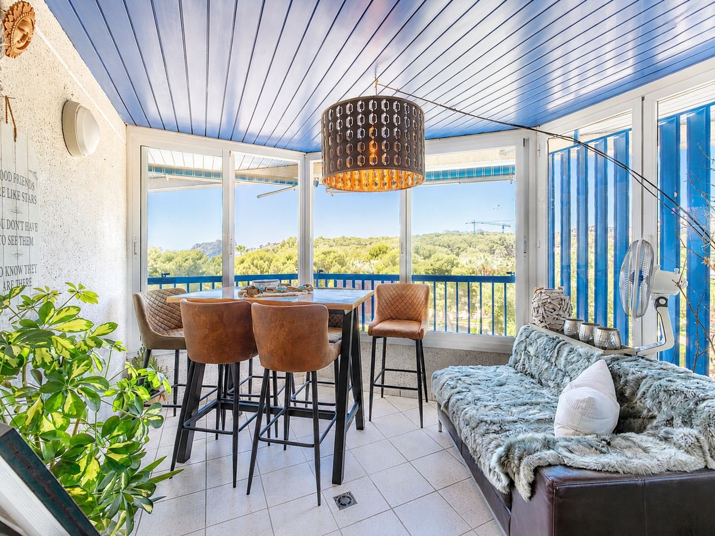 Apartamento con terrazas y vistas al mar en el centro de Moraira