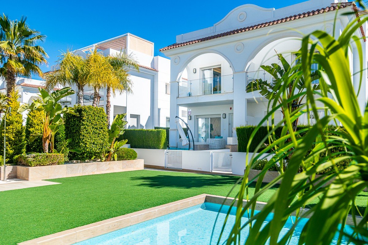 Villa pareada exclusiva en Ciudad Quesada: vida moderna en una ubicación privilegiada