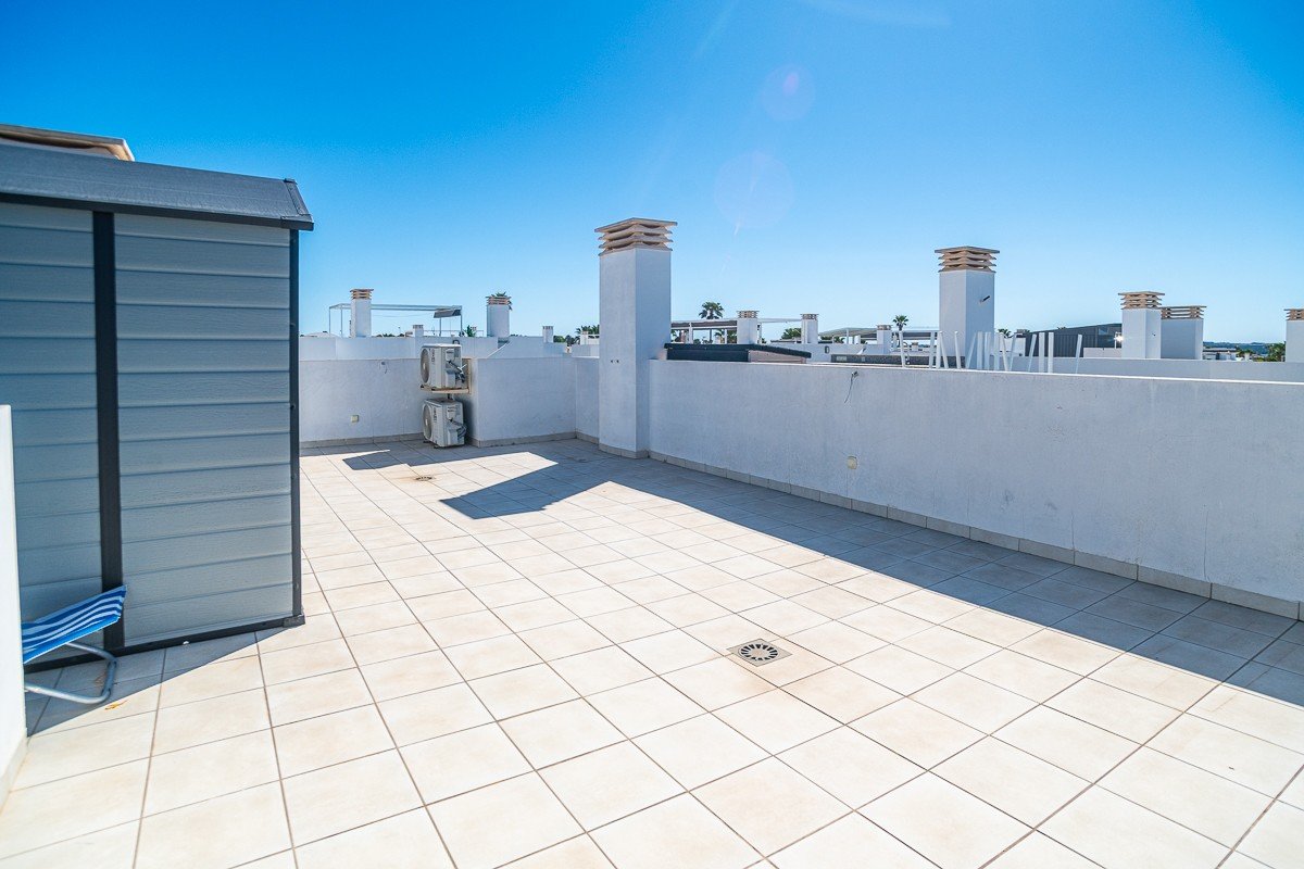Villa pareada exclusiva en Ciudad Quesada: vida moderna en una ubicación privilegiada