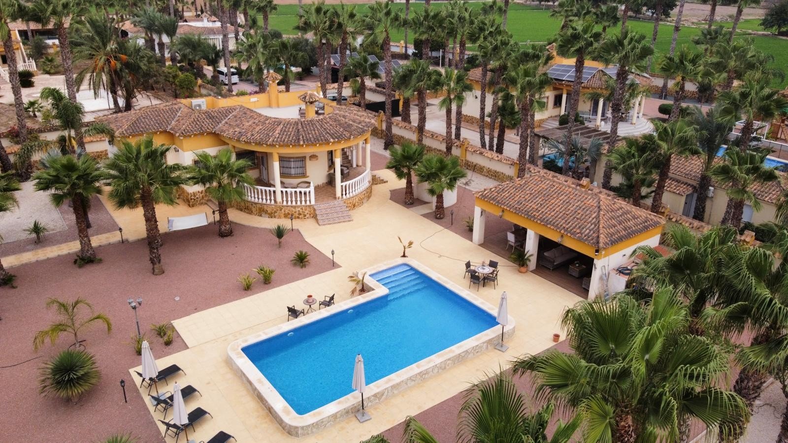 Catral: Villa completamente reformada con piscina privada en una amplia parcela Catral: Villa completamente reformada con piscina privada en una amplia parcela