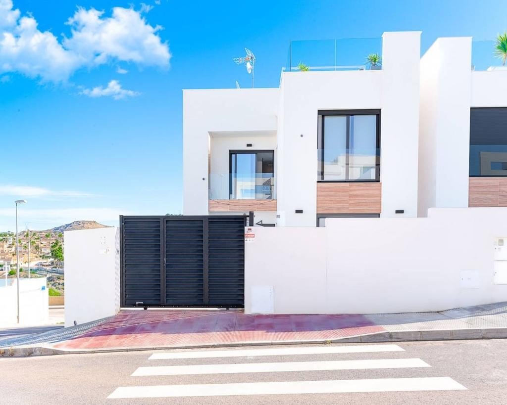 Villa moderna con 4 dormitorios, 4 baños, apartamento de invitados, piscina privada y licencia de alquiler