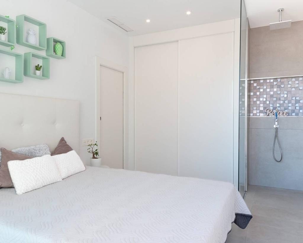 Villa moderna con 4 dormitorios, 4 baños, apartamento de invitados, piscina privada y licencia de alquiler