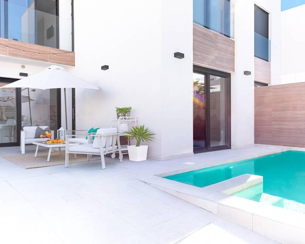 Villa moderna con 4 dormitorios, 4 baños, apartamento de invitados, piscina privada y licencia de alquiler
