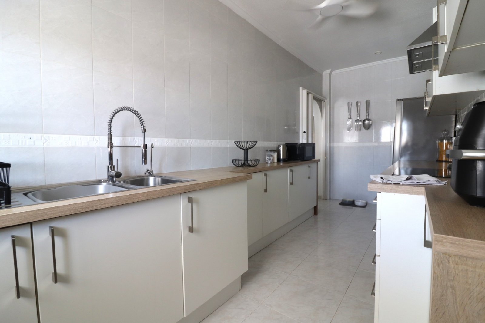 Villa unifamiliar en perfecto estado, con cuatro dormitorios, tres baños, azotea y piscina privada