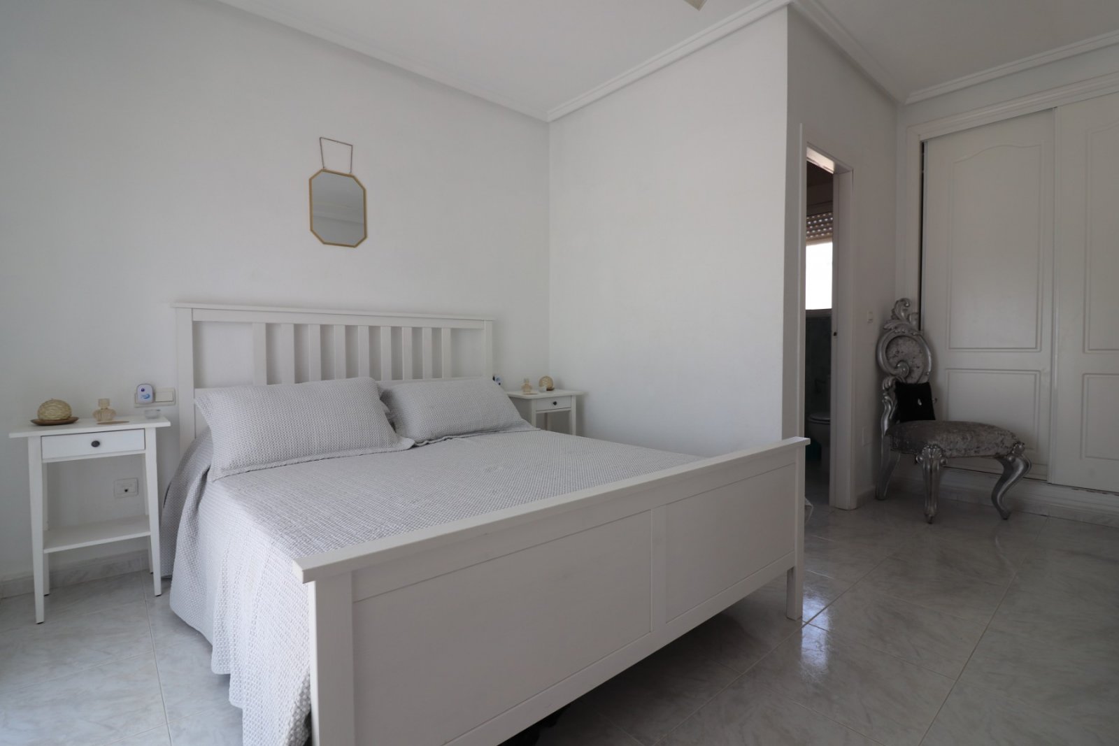 Villa unifamiliar en perfecto estado, con cuatro dormitorios, tres baños, azotea y piscina privada