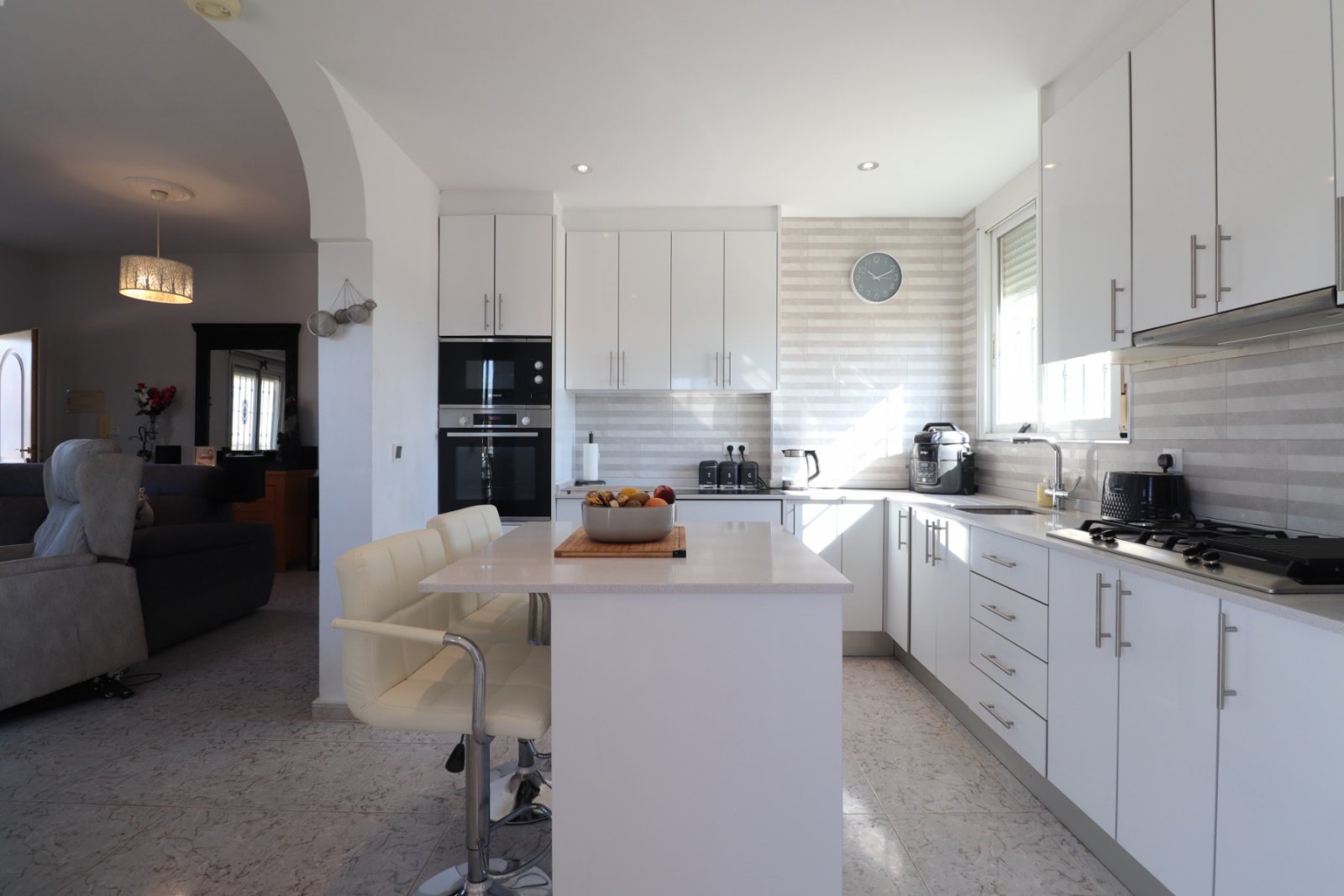 Villa de 3 dormitorios y 2 baños con garaje, piscina privada y bonitas vistas