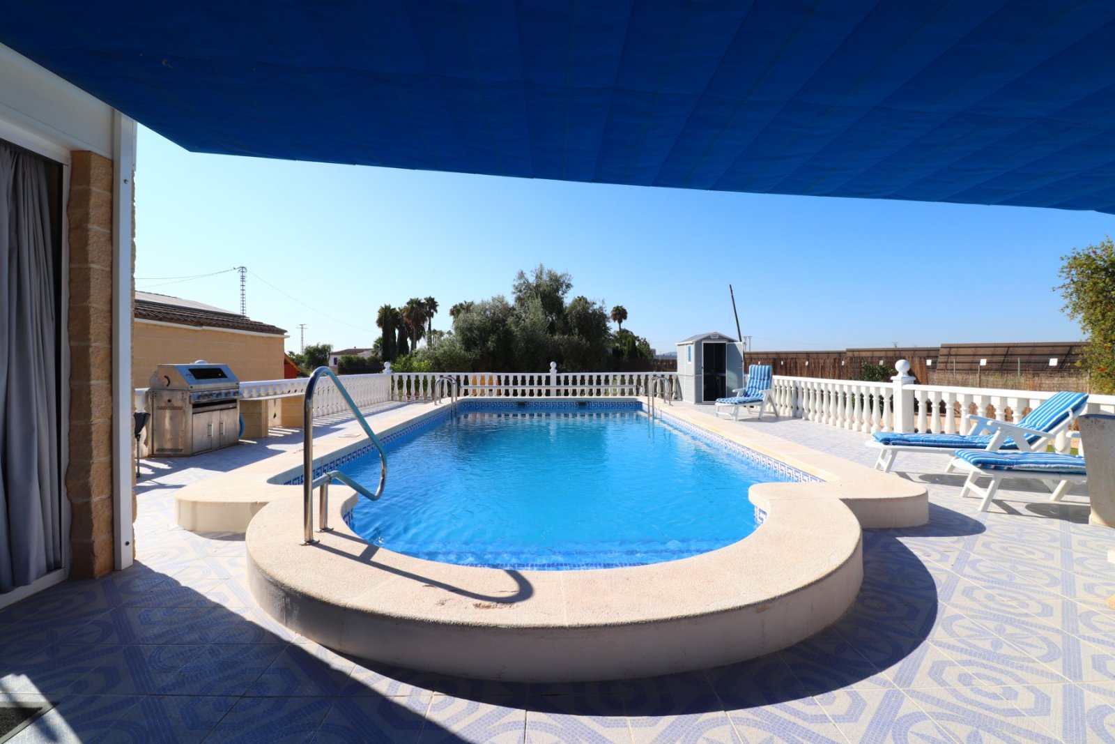 Villa de 3 dormitorios y 2 baños con garaje, piscina privada y bonitas vistas
