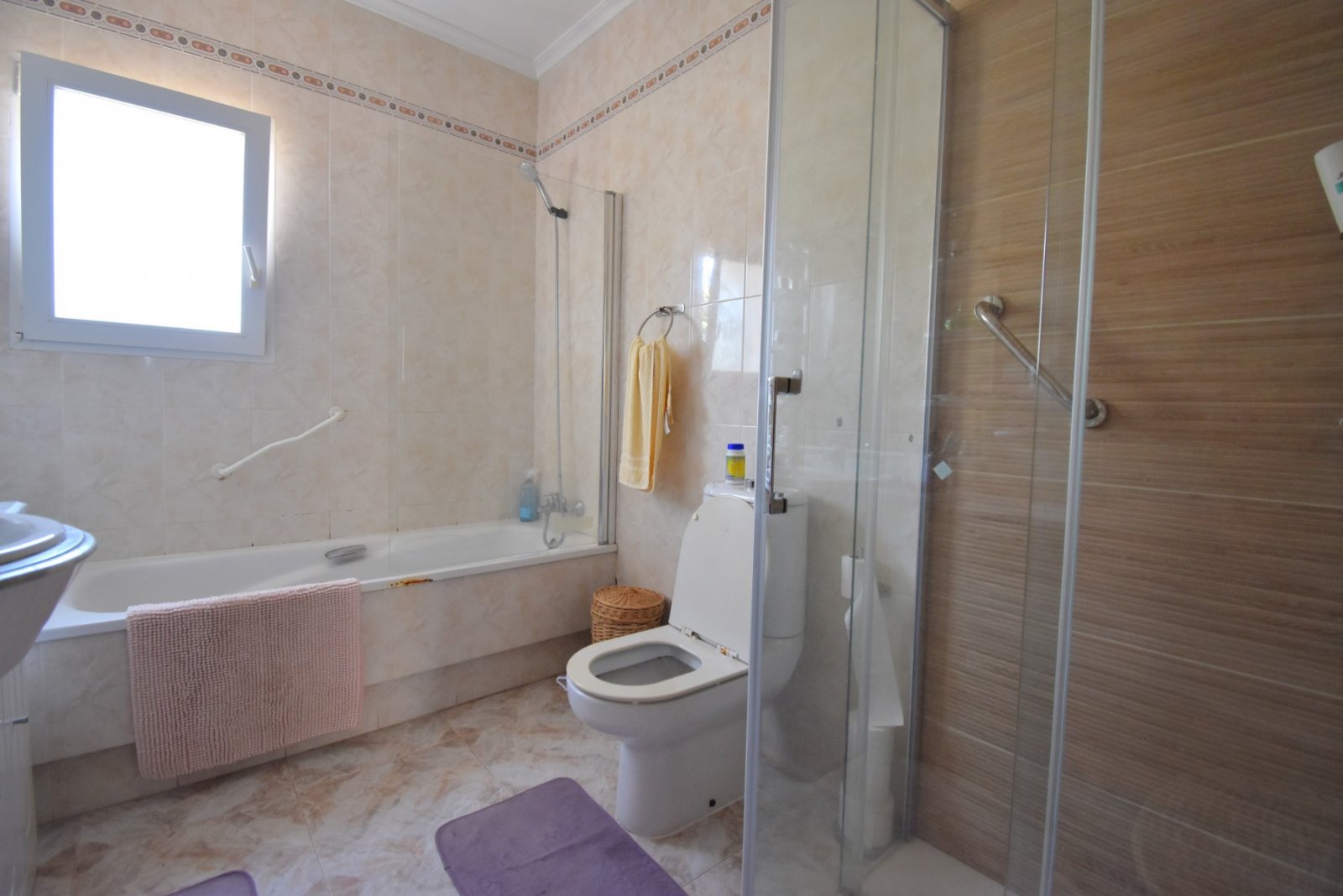 Casa adosada de 4 dormitorios y 2 baños con piscinas comunitarias en Playa Flamenca