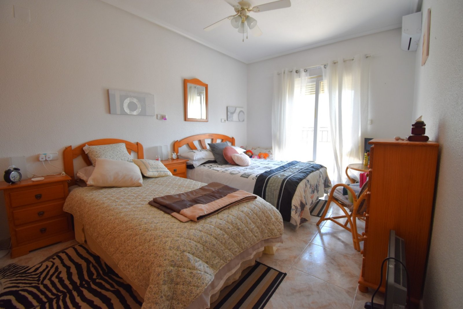 Casa adosada de 4 dormitorios y 2 baños con piscinas comunitarias en Playa Flamenca